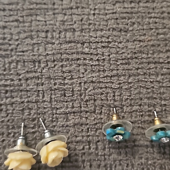 New! Blue and White flower earrings - Picture 2 of 2